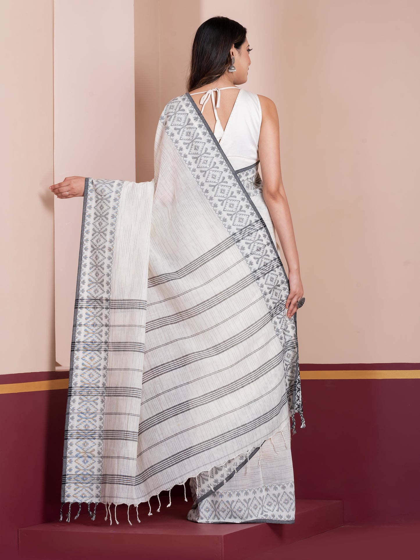 Lost in Stripes ( Jamdani Paar Saree )