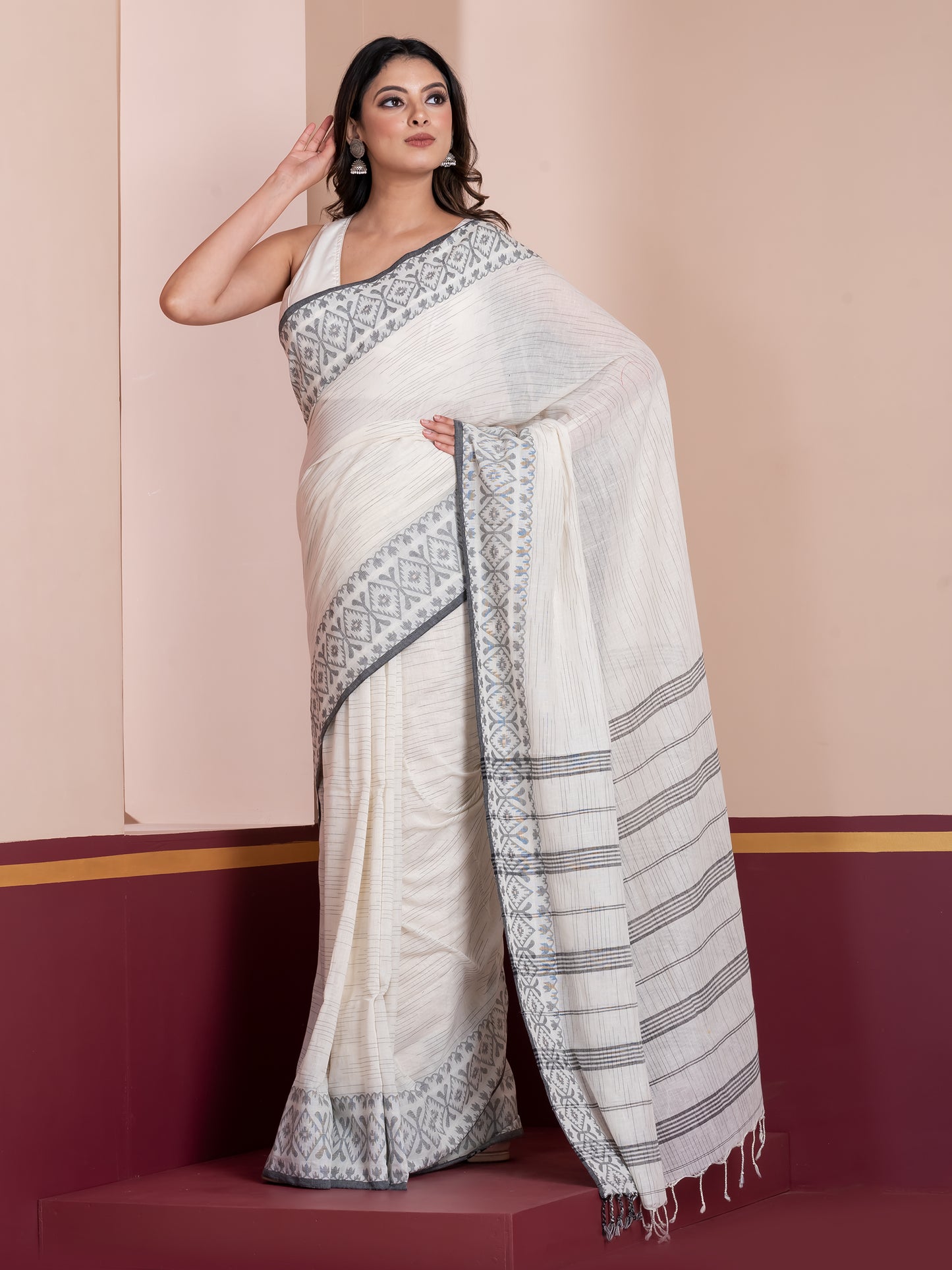 Lost in Stripes ( Jamdani Paar Saree )