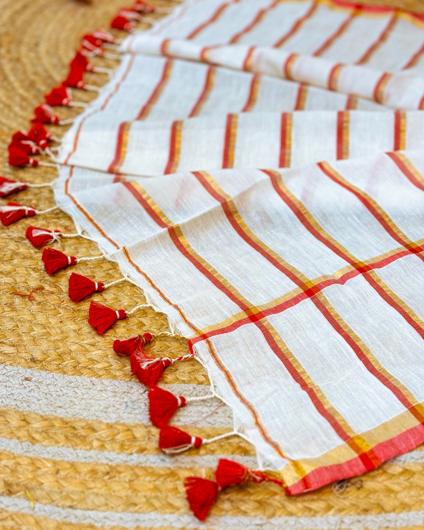 Bijoya (Laal Sada Saree)