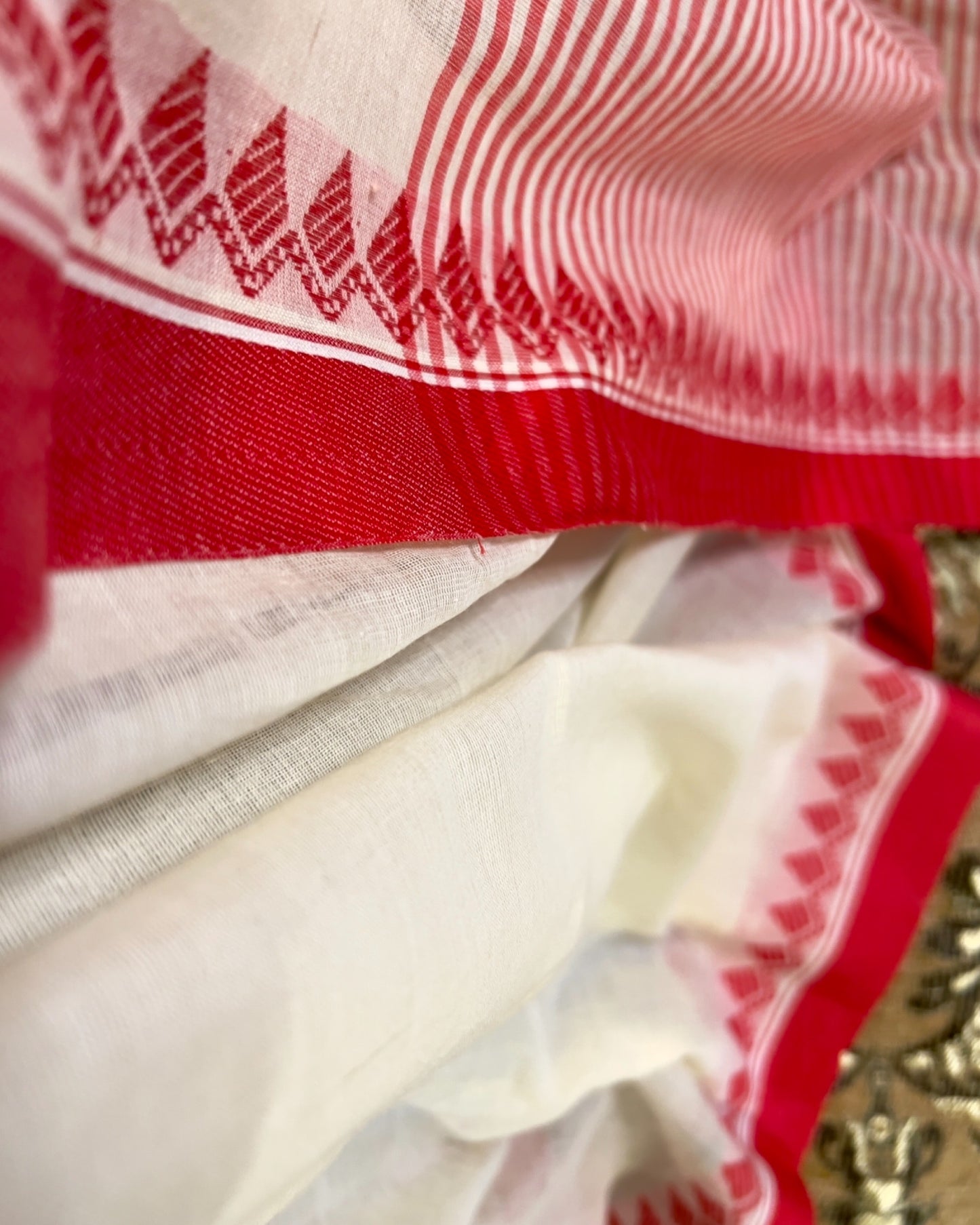 Soft and Comfortable Durga Puja Navaratri Red and White Mulmul Cotton Saree Collection,sada lal par saree,lal par sada saree look,lal par saree,lal par sada saree cotton,lal sada saree,sada saree,laal paar saree,sada saree lal par,lal par sada saree price,lal par sada saree handloom