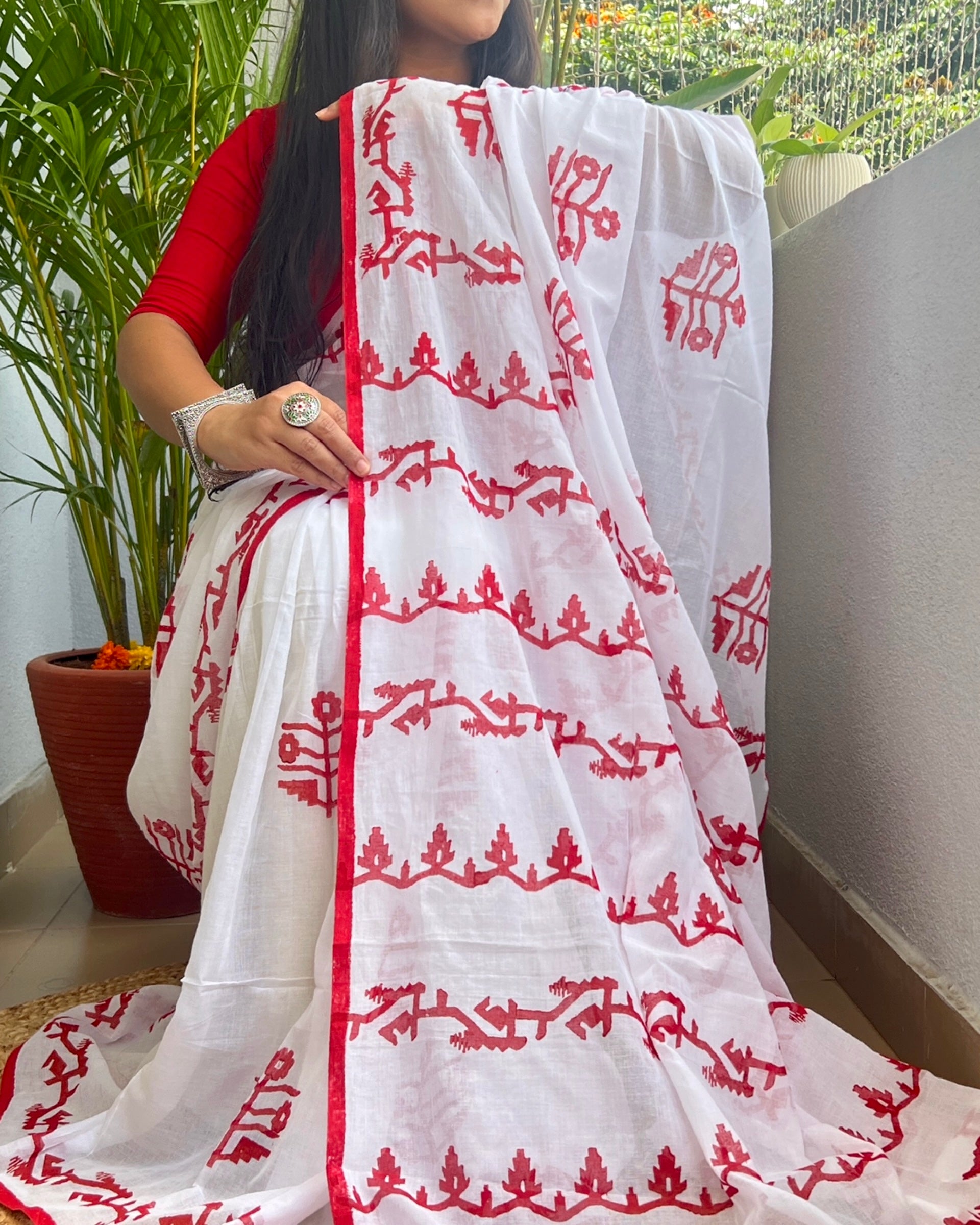 Soft and Comfortable Durga Puja Navaratri Red and White Mulmul Cotton Saree Collection,sada lal par saree,lal par sada saree look,lal par saree,lal par sada saree cotton,lal sada saree,sada saree,laal paar saree,sada saree lal par,lal par sada saree price,lal par sada saree handloom