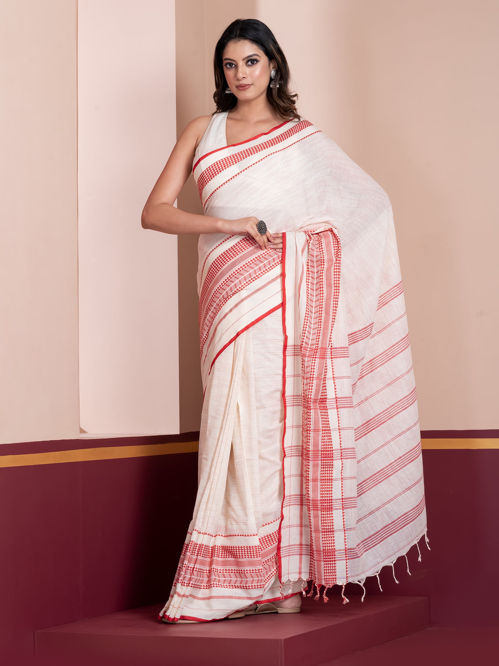 sada lal par saree,lal par sada saree look,lal par saree,lal par sada saree cotton,lal sada saree,sada saree,laal paar saree,sada saree lal par,lal par sada saree price,lal par sada saree handloom,white saree