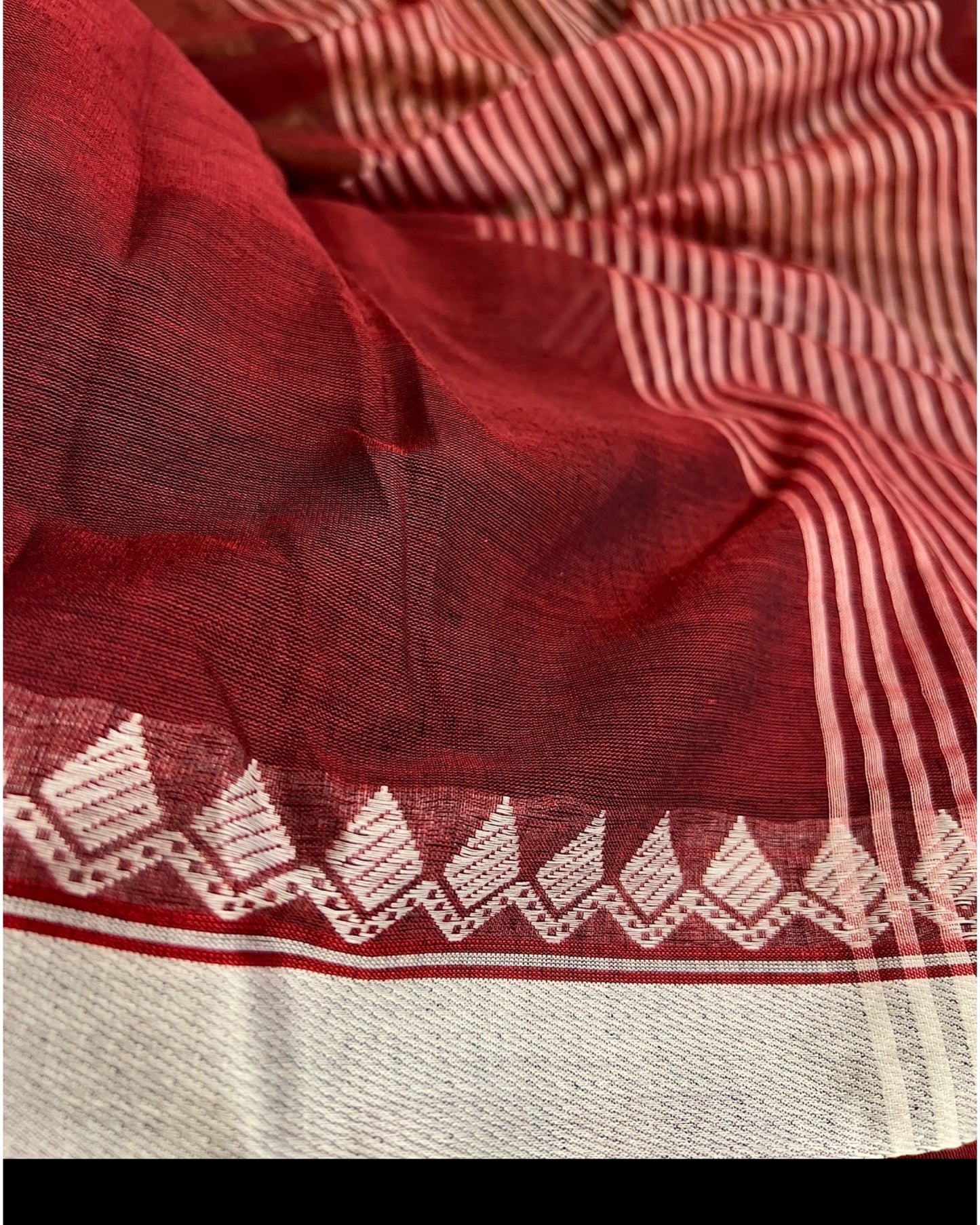 Soft and Comfortable Durga Puja Navaratri Red and White Mulmul Cotton Saree Collection