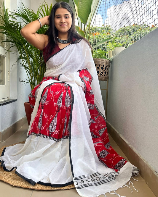 Soft and Comfortable Durga Puja Navaratri Red and White Mulmul block printed Cotton Saree Collection,sada lal par saree,lal par sada saree look,lal par saree,lal par sada saree cotton,lal sada saree,sada saree,laal paar saree,sada saree lal par,lal par sada saree price,lal par sada saree handloom