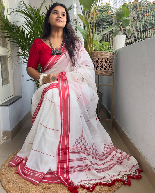 Soft and Comfortable Durga Puja Navaratri Red and White Handloom Cotton Saree Collection,sada lal par saree,lal par sada saree look,lal par saree,lal par sada saree cotton,lal sada saree,sada saree,laal paar saree,sada saree lal par,lal par sada saree price,lal par sada saree handloom,white saree,saree